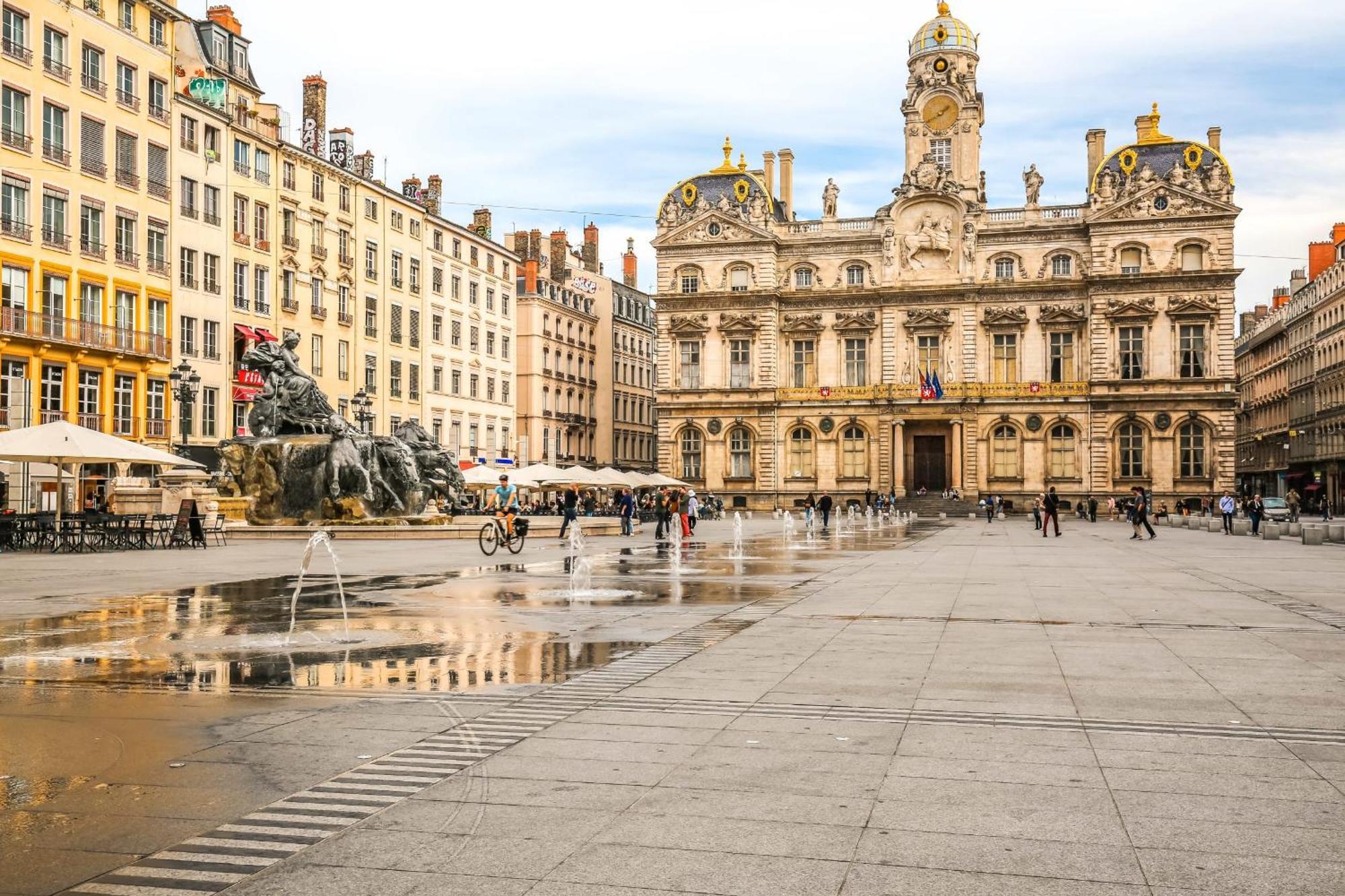 Le Calme Et Cosy Avec Parking Gratuit Apartment Лион Екстериор снимка